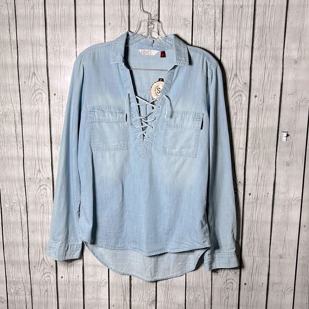 So spring lace up chambray light blue shirt size medium